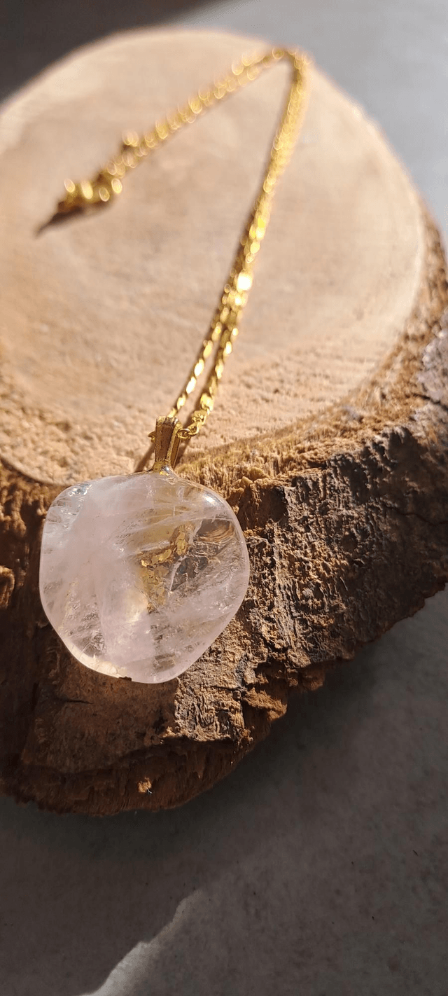 Pendentif en Quartz Rose avec feuilles d'or. Création Unique