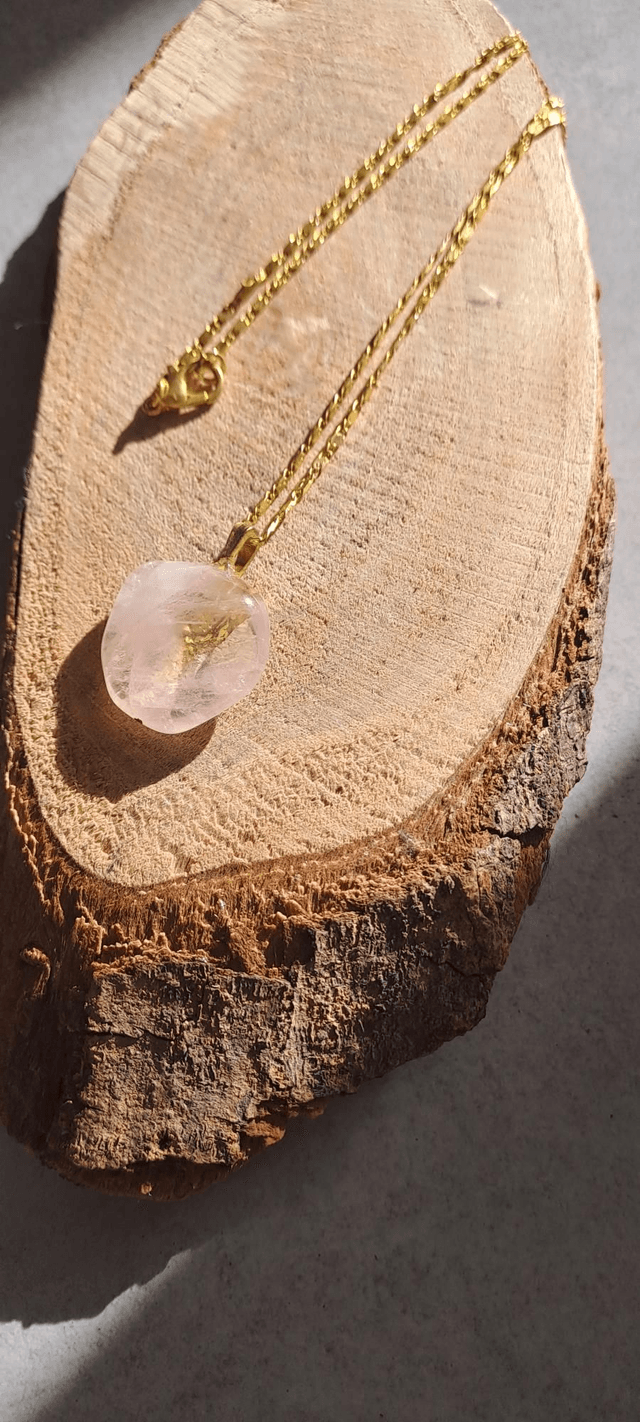 Pendentif en Quartz Rose avec feuilles d'or. Création Unique